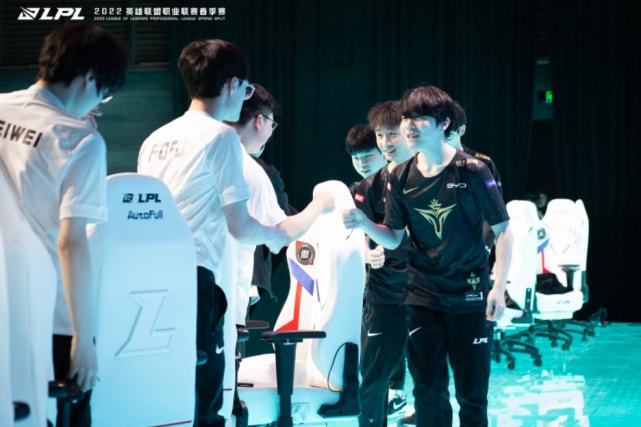 广厦后卫：CBA的强度强得离谱 夺冠后队友哭惨我没哭