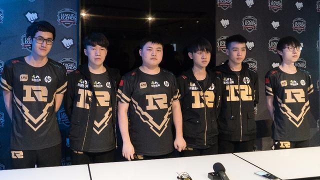 本赛季德甲使用球员人数排行：霍村34人最多，药厂23人最少.